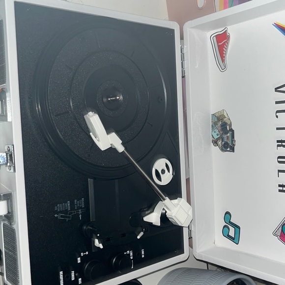 VICTROLA RECORD PLAYER - Picture 2 of 3